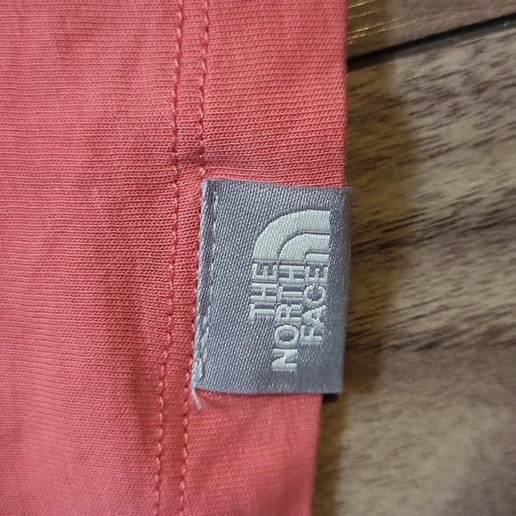 The North Face v-neck  t-shirt - Picture 6 of 9